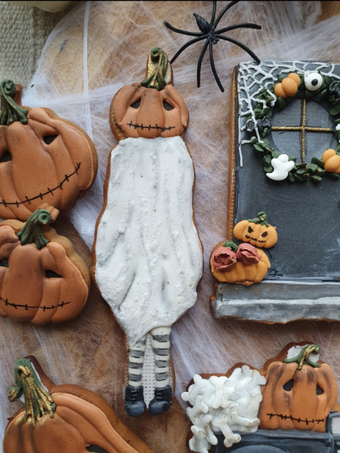 Ciastko dziewczynka przebrana za dyniowego ducha halloween