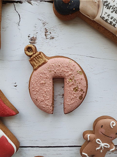 Pierniczek świąteczna bombka róż aksamit na kubek