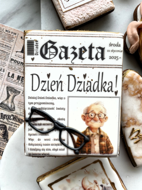 Ciastko gazeta dla dziadka z okularami .