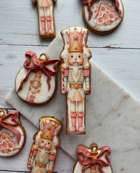 Pierniczek Dziadek do orzechów pastelowy z miesiem 16 cm Pierniczek Dziadek do orzechów pastelowy z miesiem 16 cm