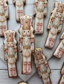 Pierniczek Dziadek do orzechów pastelowy z miesiem 16 cm