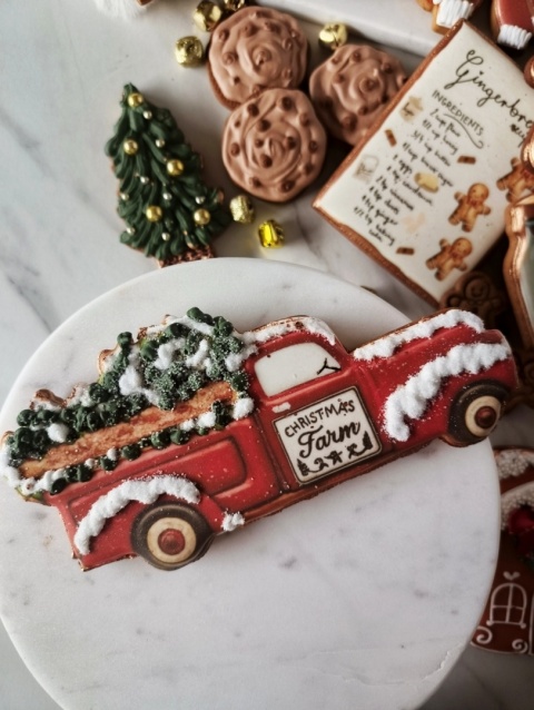 Pierniczek lukrowany auto pick up z choinkami w pudełku Pierniczek lukrowany auto pick up z choinkami w pudełku