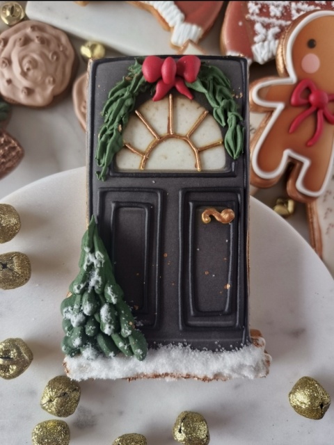 Pierniczek lukrowany drzwi świąteczne z choinką i wieńcem Pierniczek lukrowany drzwi świąteczne z choinką i wieńcem