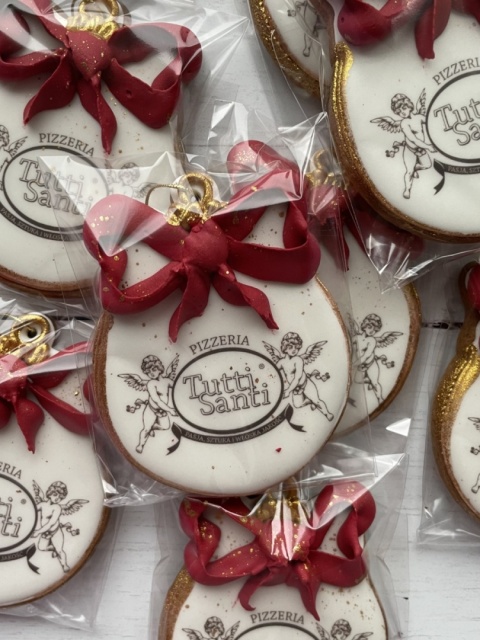 Pierniczek firmowy logo bombka z kokardą