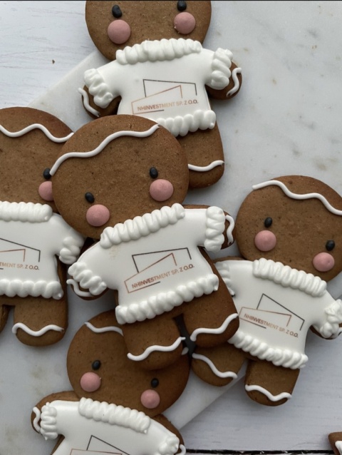 Pierniczek firmowy logo piernikowy ludek w sweterku 10 cm Pierniczek firmowy logo piernikowy ludek w sweterku 10 cm