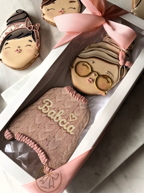 Pierniczek lukrowany zestaw młoda Babcia w sweterku imię