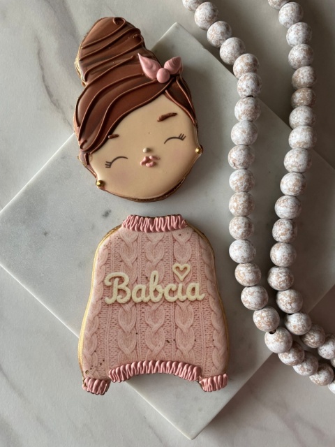 Pierniczek lukrowany zestaw młoda Babcia w sweterku imię