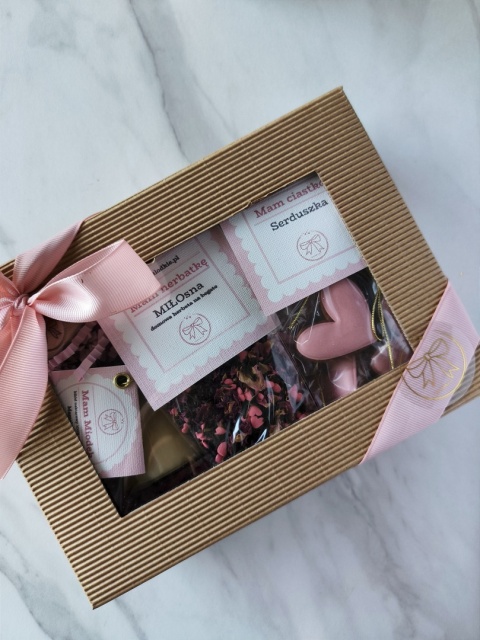 Pierniczek lukrowany zestaw Serduszka z miłosnymi napisami miodek i herbatka