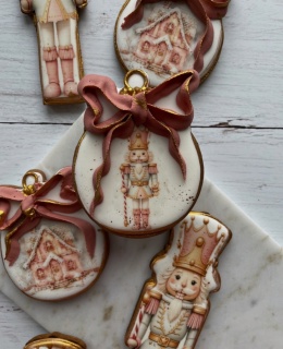 Pierniczek świąteczny bombka z kokardą pastelowy dziadek do orzechów