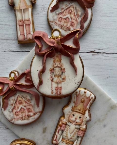 Pierniczek świąteczny bombka z kokardą piernikowy domek różowy Pierniczek świąteczny bombka z kokardą piernikowy domek różowy