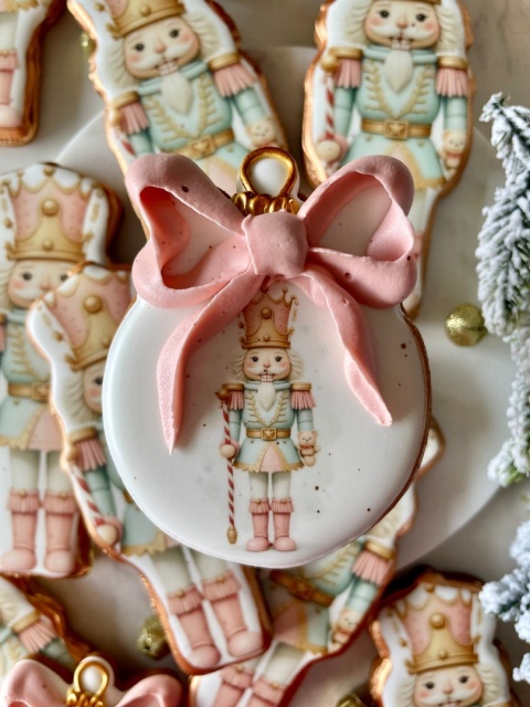 Pierniczek świąteczny bombka z kokardą pastelowy dziadek do orzechów