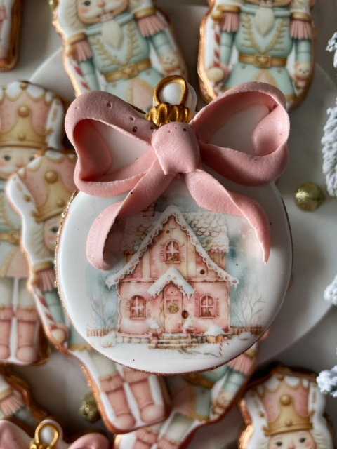 Pierniczek świąteczny bombka z kokardą piernikowy domek różowy pastelowy