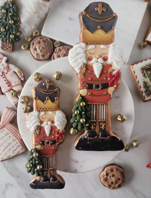 Pierniczek świąteczny dziadek do orzechów z choinką pudełko 24 cm Pierniczek świąteczny dziadek do orzechów z choinką pudełko 24 cm