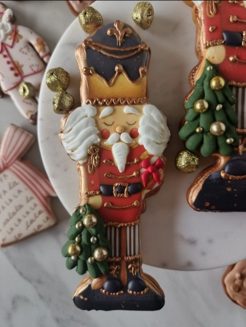 Pierniczek świąteczny dziadek do orzechów z choinką 17 cm Pierniczek świąteczny dziadek do orzechów z choinką 17 cm