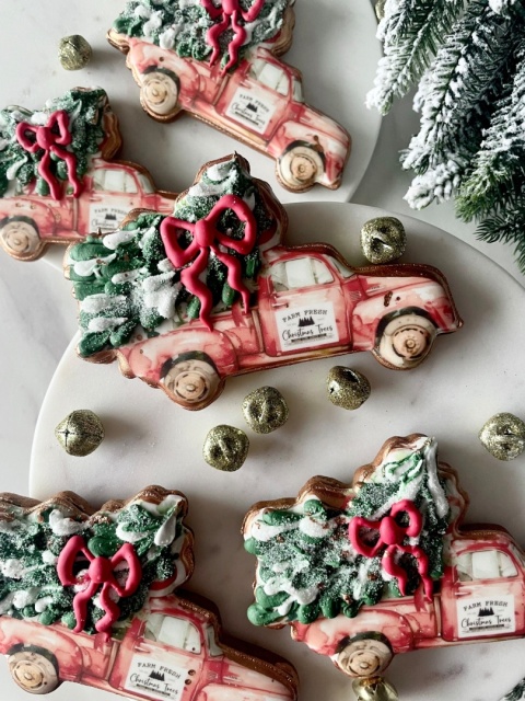 Pierniczek świąteczny pick up czerwone auto z choinką i kokardą 3D