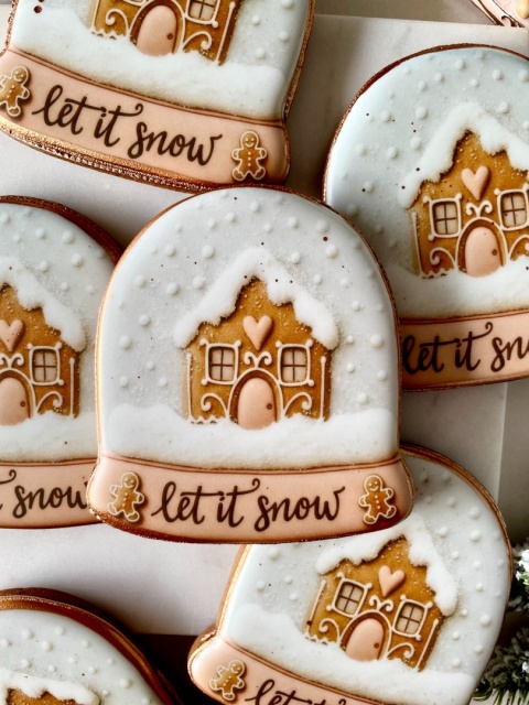 Pierniczek świąteczny śnieżna kula domek z piernika Let it snow