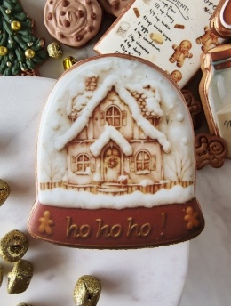 Pierniczek świąteczny śnieżna kula piernikowy domek różowy