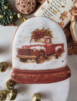Pierniczek świąteczny śnieżna kula pick up czerwone auto