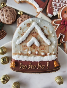 Pierniczek świąteczny śnieżna kula piernikowy domek różowy 3d