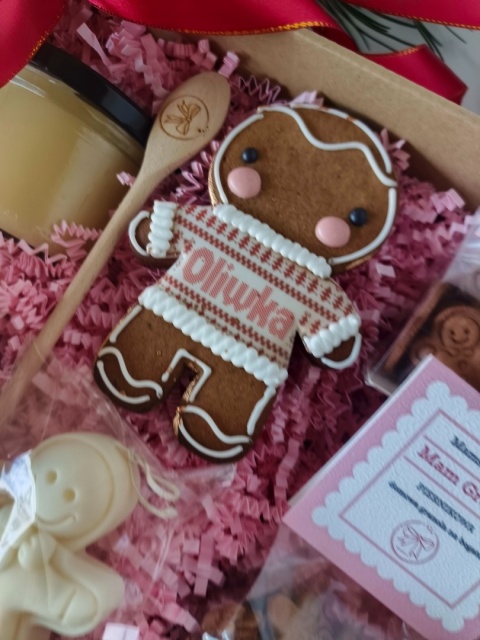 Zestaw prezentowy pierniczek Ciastek w sweterku Twoje imię PREMIUM Zestaw prezentowy pierniczek Ciastek w sweterku Twoje imię PREMIUM