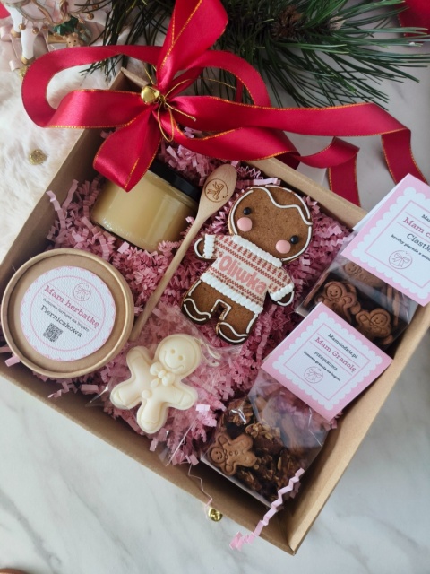 Zestaw prezentowy pierniczek Ciastek w sweterku Twoje imię PREMIUM Zestaw prezentowy pierniczek Ciastek w sweterku Twoje imię PREMIUM