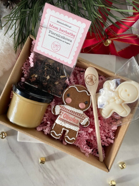 Zestaw prezentowy pierniczek Ciastek w sweterku Twoje imię Zestaw prezentowy pierniczek Ciastek w sweterku Twoje imię