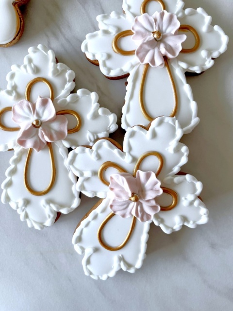 Ciastko lukrowane komunia chrzest krzyż krzyżyk z kwiatkiem złocony