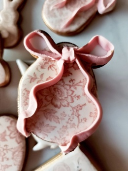 Ciastko lukrowane kolekcja różana pisanka wielkanocna jajo do koszyczka kokarda M