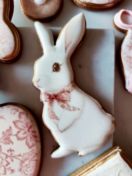 Ciastko lukrowane kolekcja różana zając z kokardą do koszyczka