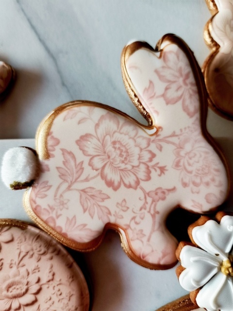 Ciastko lukrowane kolekcja różana zając z puszystym ogonkim do koszyczka L