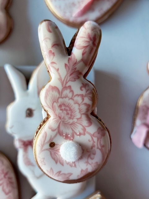 Ciastko lukrowane kolekcja różana zając z puszystym ogonkim do koszyczka S