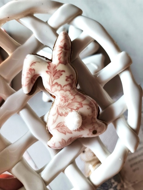 Ciastko lukrowane kolekcja różana zając z puszystym ogonkim na kubek