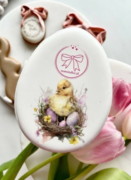 Ciastko lukrowane mała pisanka kurczak w gnieździe z logo