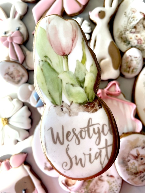 Ciastko lukrowane waniliowy wielkanocny tulipan w skorupce