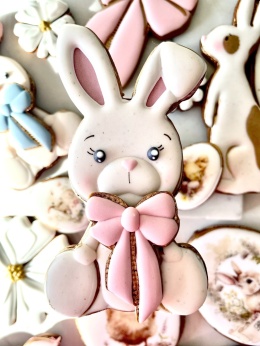 Ciastko lukrowane waniliowy zajączek 3D różowa kokarda