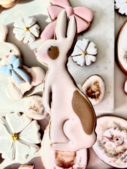 Ciastko lukrowane waniliowy zamyślony zajączek z plamką