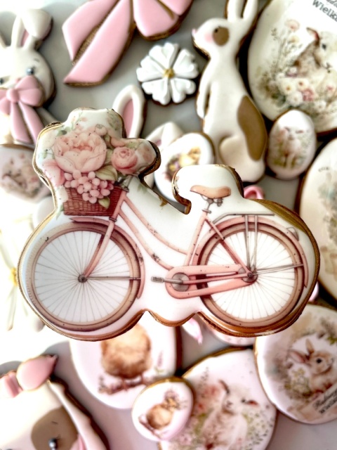 Ciastko lukrowane rower z kwiatami