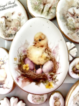 Ciastko lukrowane pisanka wielkanocna jajo kurczak w gnieździe L