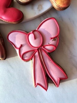 Pierniczek lukrowany różowa kokarda walentynki