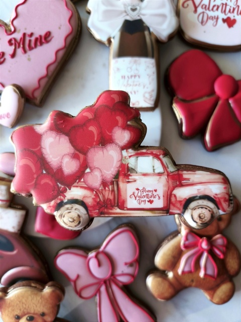 Pierniczek lukrowany auto pick up z balonami serca walentynkowe