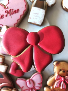 Pierniczek lukrowany czerwona kokarda walentynki