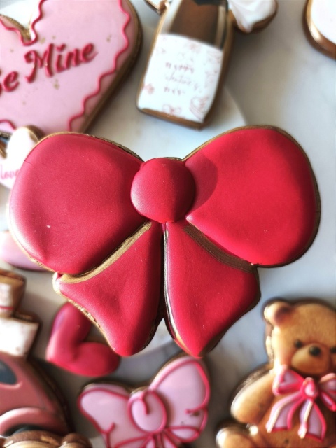 Pierniczek lukrowany czerwona kokarda walentynki