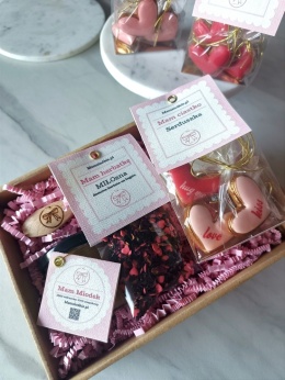 Pierniczek lukrowany zestaw Serduszka z miłosnymi napisami miodek i herbatka