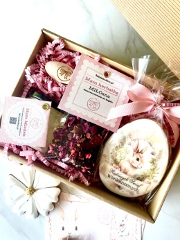 Zestaw prezentowy ciastko pisanka lukrowana zając z życzeniami miodek łyżeczka z logo i herbatka