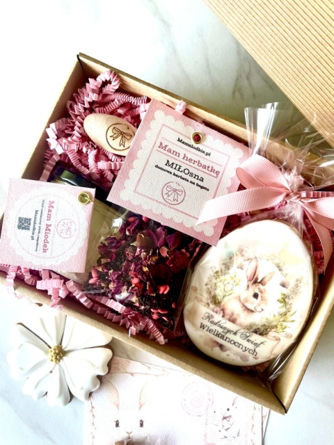 Zestaw prezentowy ciastko pisanka lukrowana zając z życzeniami miodek łyżeczka z logo i herbatka