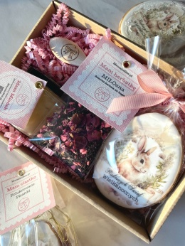 Zestaw prezentowy ciastko pisanka lukrowana zając z życzeniami miodek łyżeczka z logo i herbatka