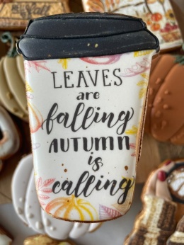 Ciastko lukrowane kubek kawa na wynos Leaves are falling Autumn is calling