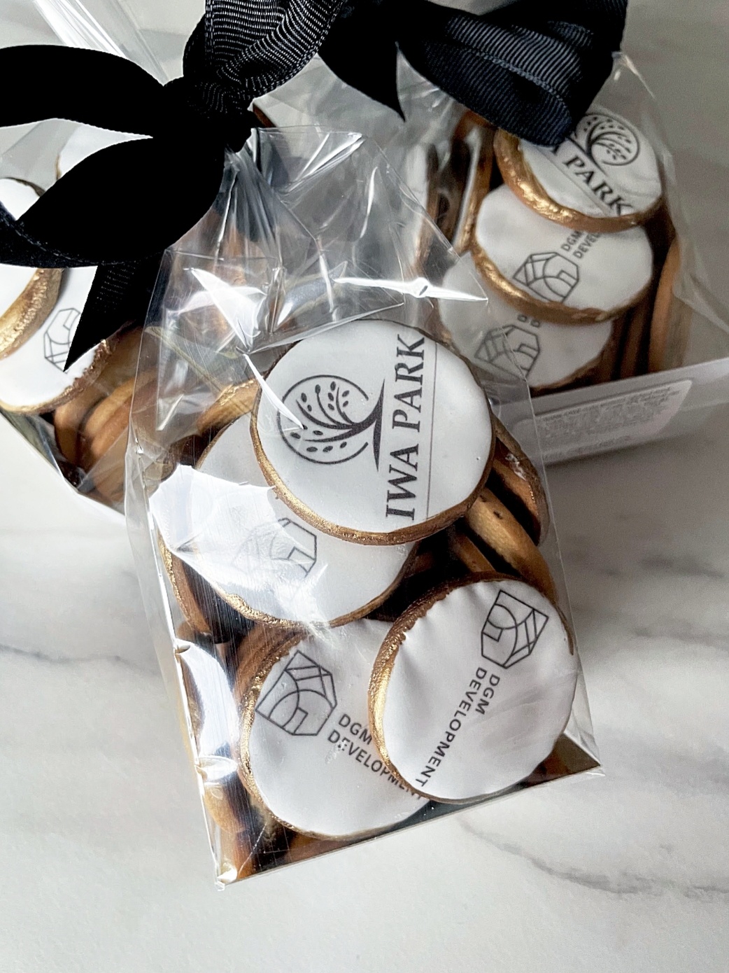 recznie-lukrowane-ciasteczko-z-logo-firmy-mam-slodkie
